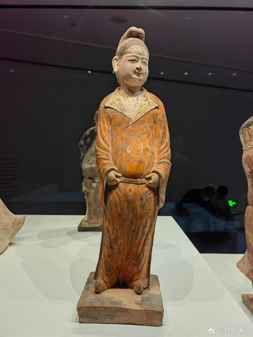穿西装风衣的文官俑